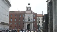 L'Arcivescovo di Milano, monsignor Mario Delpini, entra all'Università Cattolica per celebrare una messa in ricordo del rettore Franco Anelli, Milano, 24 maggio 2024. Qui Anelli avrebbe dovuto aprire un convegno, che è in corso ma a porte chiuse. ANSA/PAOLO SALMOIRAGO