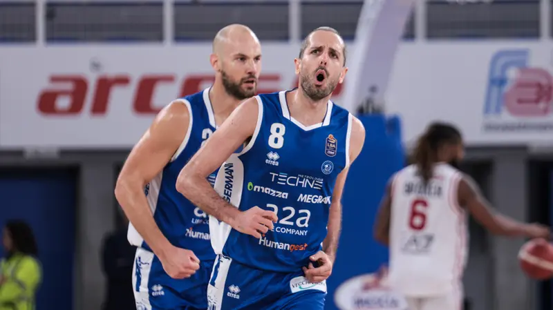 Capitan Della Valle, alle sue spalle Miro Bilan - Foto New Reporter Comincini © www.giornaledibrescia.it