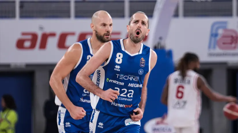 Capitan Della Valle, alle sue spalle Miro Bilan - Foto New Reporter Comincini © www.giornaledibrescia.it