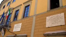 20080722-SAN MINIATO (PISA)-CRO- STRAGE DUOMO DI SAN MINIATO. Le due lapidi che si contraddicono, sulla facciata del palazzo comunale di San Miniato.ANSA/FRANCO SILVI