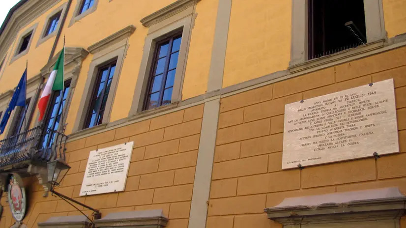 20080722-SAN MINIATO (PISA)-CRO- STRAGE DUOMO DI SAN MINIATO. Le due lapidi che si contraddicono, sulla facciata del palazzo comunale di San Miniato.ANSA/FRANCO SILVI