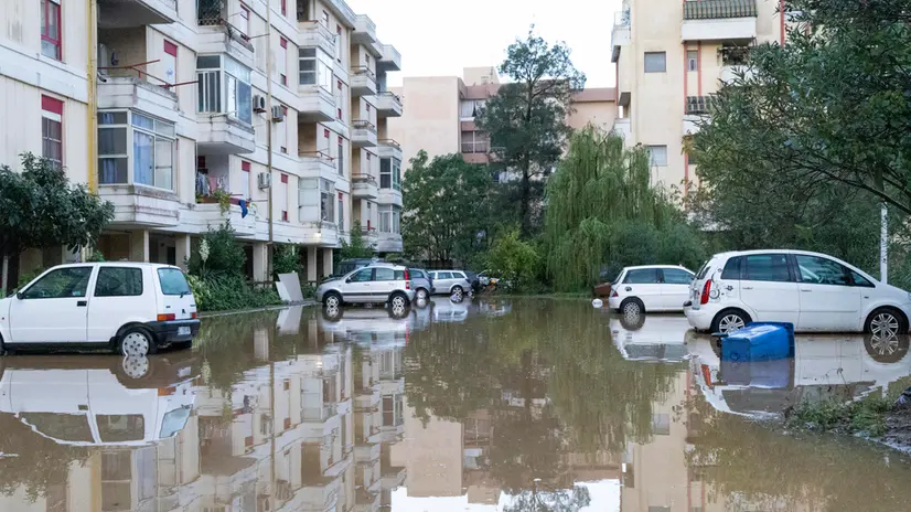 Il piazzale dei palazzi di via dalmazia allagati a Carbonia Carbonia 27 ottobre 2024 ANSA/ FABIO MURRU