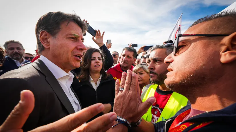 Il presidente del Movimento 5 Stelle Giuseppe Conte a Pomigliano D’Arco tra gli operai deludi Trasnova. Napoli 7 Novembre 2025. ANSA/CESARE ABBATE