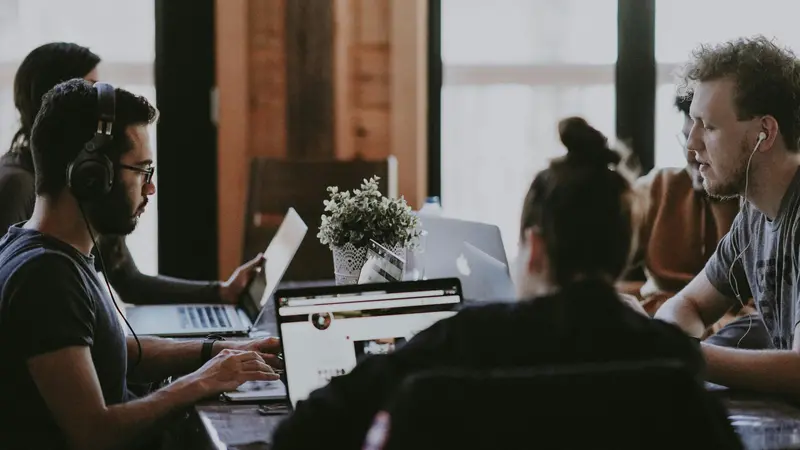 Oltre ai rapporti via social, i giovani hanno bisogno di tornare a incontrarsi