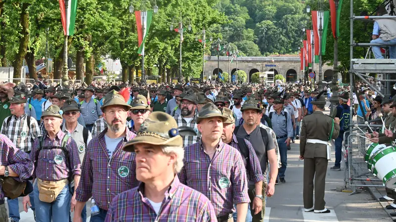 Alpini bresciani sfilano all'Adunata di Vicenza del 2024 - Foto Gabriele Strada/Neg © www.giornaledibrescia.it
