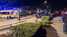 L'auto ribaltata dopo lo scontro - © www.giornaledibrescia.it