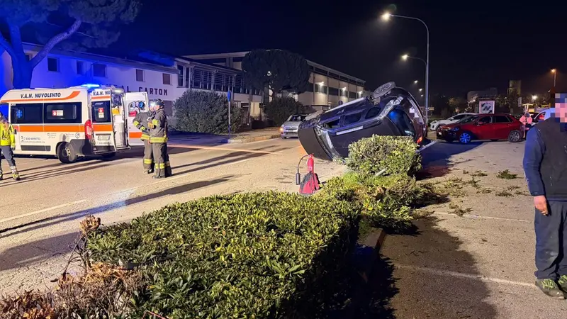 L'auto ribaltata dopo lo scontro - © www.giornaledibrescia.it