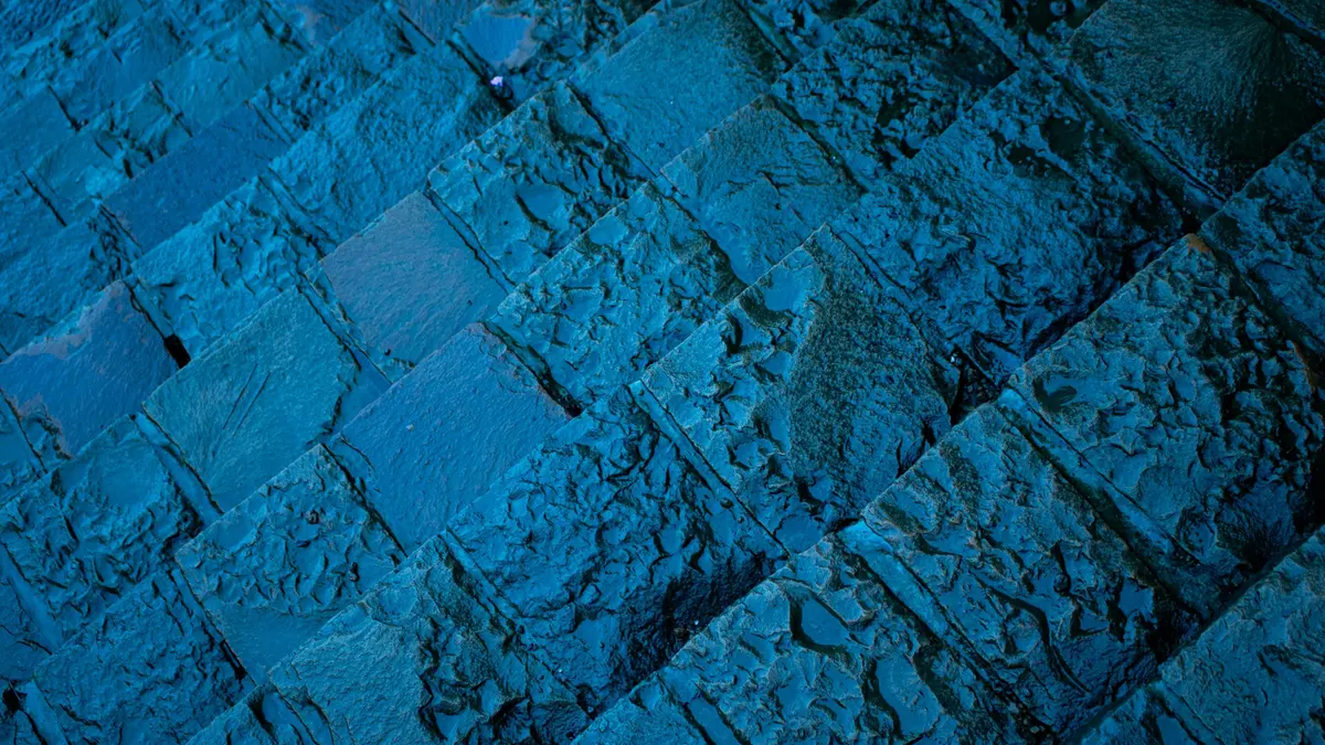 Il termine «azör» ha origine dall'azzurro di stoviglia di cui si colorava la terracotta