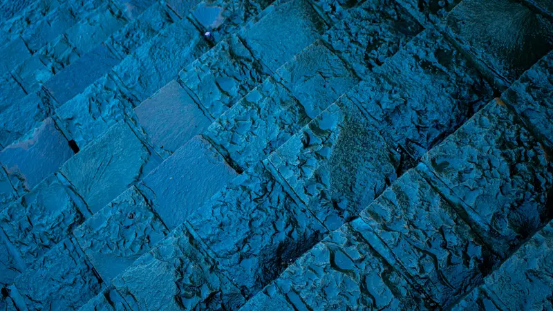 Il termine «azör» ha origine dall'azzurro di stoviglia di cui si colorava la terracotta