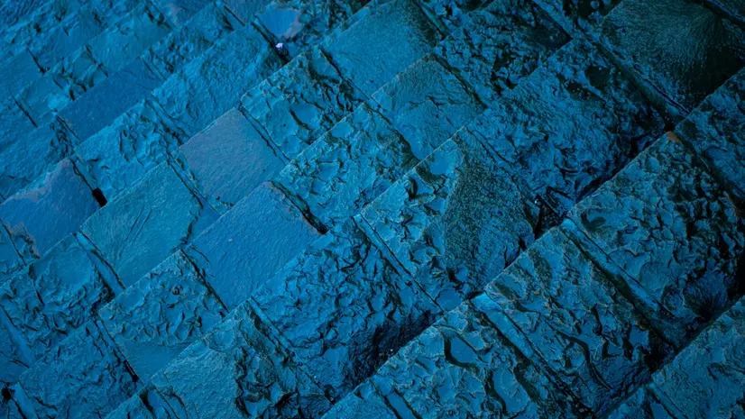 Il termine «azör» ha origine dall'azzurro di stoviglia di cui si colorava la terracotta