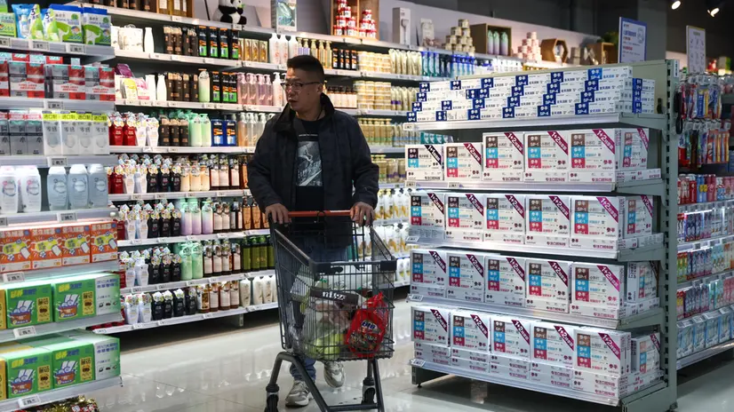 epa12509728 A man shops in a supermarket in Beijing, China, 07 November 2025. China's trade surplus came in at 90.07 billion US dollar (78.07 billion Euro) in October 2025, below the 95.72 billion US dollar (82.96 billion euro) recorded in the same period the prior year, smaller than expectations of USD 95.6 billion (82.86 billion Euro). EPA/WU HAO