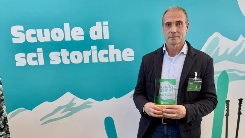 Pierfranco Tanghetti col premio - © www.giornaledibrescia.it