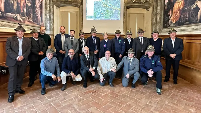 Gli alpini in Loggia con la sindaca Castelletti e il presidente della Provincia Moraschini