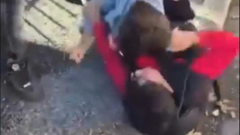 Un frame del video girato dai bulli - © www.giornaledibrescia.it