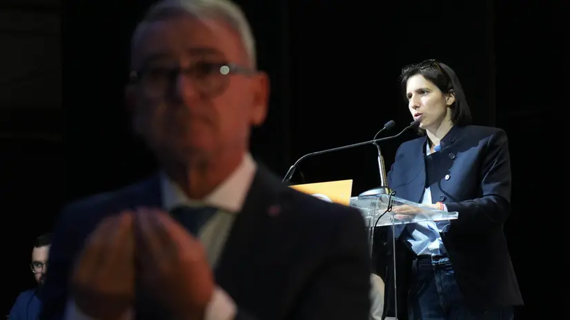 La segretaria del Partito Democratico Elly Schlein in un momento del congresso nazionale dei giovani democratici.Napoli 9 Novembre 2025 . ANSA/CESARE ABBATE