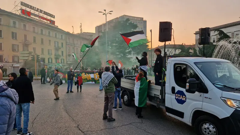 La manifestazione è passata per piazza Repubblica © www.giornaledibrescia.it