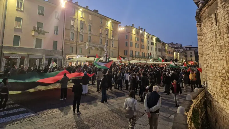 Il corteo in piazza Paolo VI © www.giornaledibrescia.it