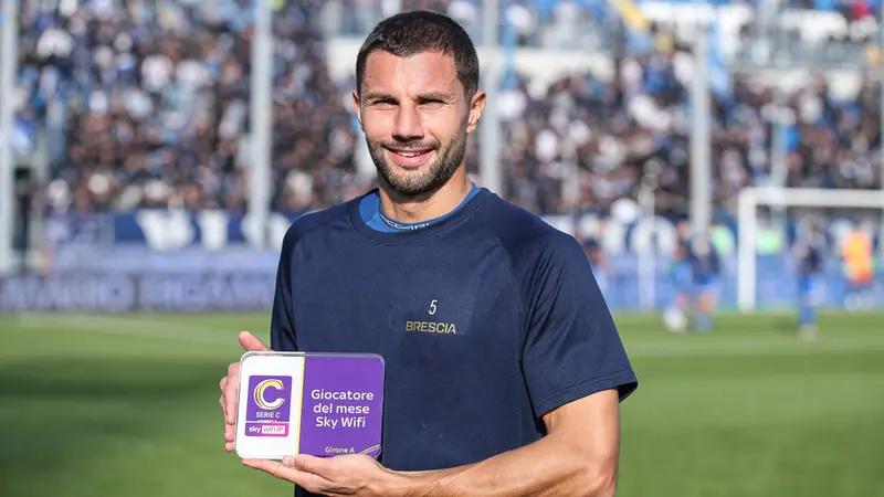 Pasini premiato nel prepartita - Foto New Reporter Nicoli © www.giornaledibrescia.it