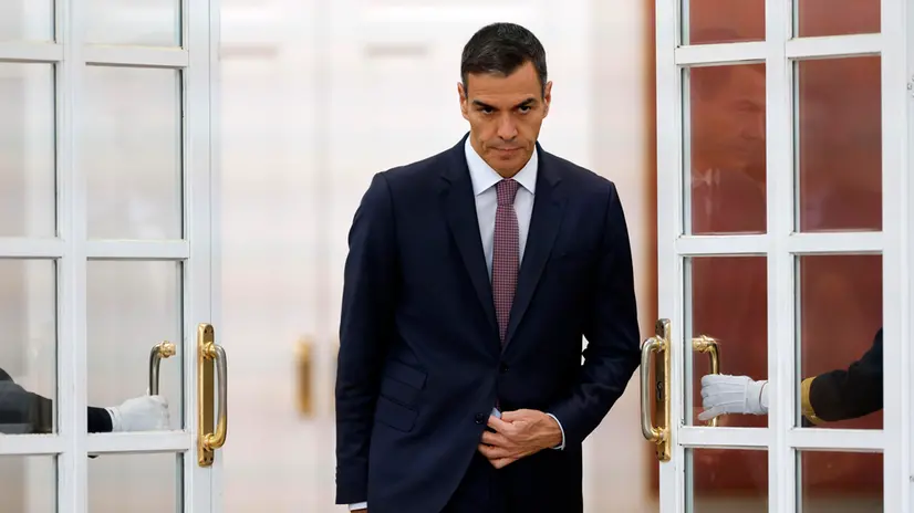 epa12504441 Spain's Prime Minister Pedro Sanchez welcomes the Sultan of Oman Haitham bin Tariq Al Said (not pictured) for a meeting at the Moncloa Palace in Madrid, Spain, 05 November 2025. The Sultan of Oman is paying his first official state visit to Spain. EPA/MARISCAL