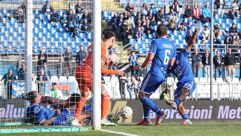 Il gol annullato a Cazzadori - Foto New Reporter Nicoli © www.giornaledibrescia.it