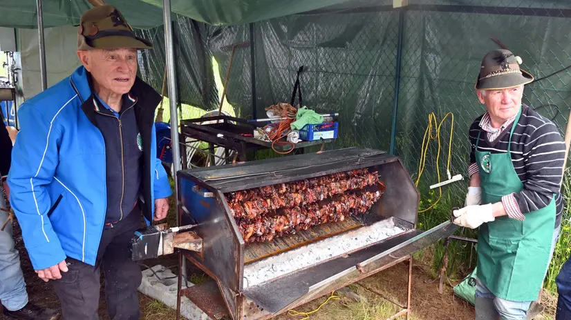 Alpini al lavoro per preparare lo spiedo - © www.giornaledibrescia.it