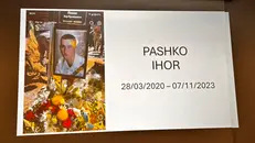 La commemorazione nell'aula magna della scuola Vantini - © www.giornaledibrescia.it