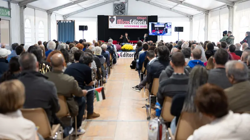 In molti hanno partecipato all'incontro con Alessandro Di Battista - Foto New Reporter Comincini © www.giornaledibrescia.it