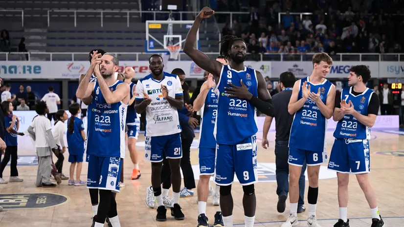 I giocatori della Germani festeggiano la vittoria - Foto New Reporter Checchi © www.giornaledibrescia.it