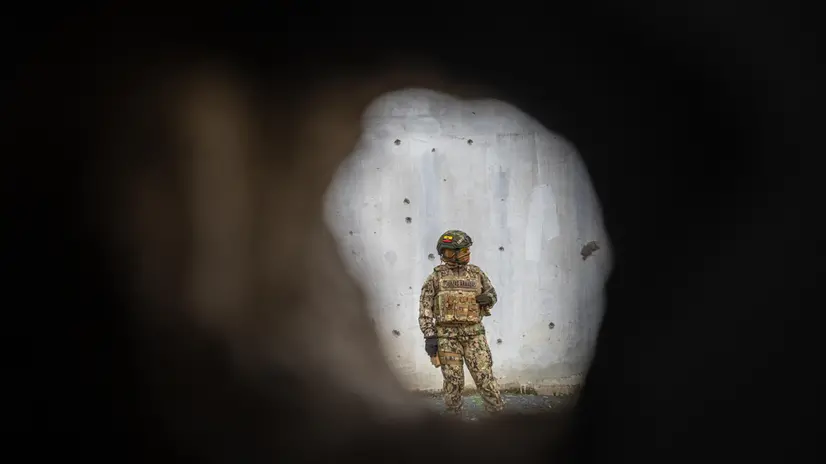 epa12021636 A member of the Ecuadorian Armed Forces stand guards at the Litoral Penitentiary in Guayaquil, Ecuador, 09 April 2025. EPA/Mauricio Torres
