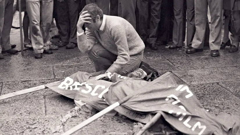 La strage: l'iconica e drammatica foto del 28 maggio ’74 scattata da Putelli