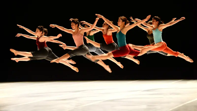 Le otto danzatrici sospese in aria per sempre nello scatto magistrale di Umberto Favretto
