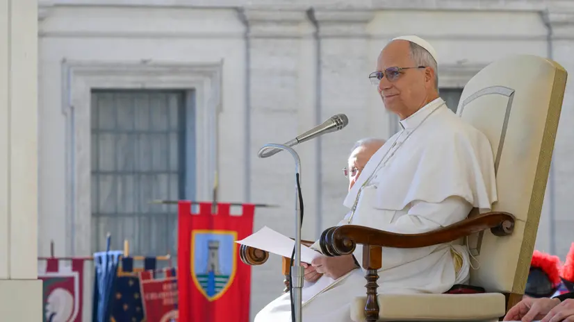 A handout picture, provided by Vatican Media Press Office, shows Pope Leo on the Jubilee of Labor from the Jubilee Audience in St. Peter's Square, November 8, 2025. ANSA/Vatican Media Press Office handout. +++ ANSA PROVIDES ACCESS TO THIS HANDOUT PHOTO TO BE USED SOLELY TO ILLUSTRATE NEWS REPORTING OR COMMENTARY ON THE FACTS OR EVENTS DEPICTED IN THIS IMAGE - NO ARCHIVING - NO LICENSING - NPK +++ Papa Leone durante l'udienza giubilare in piazza San Pietro, nel giorno del Giubileo del Lavoro, 8 novembre 2025. ANSA/Vatican Media. +++ UFFICIO STAMPA VATICAN MEDIA +++ FOTO NON IN VENDITA - DA USARE SOLO PER FINI GIORNALISTICI +++ NPK +++