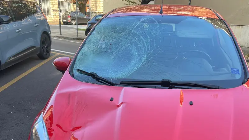 L'auto danneggiata lasciata in un parcheggio a Passirano dopo l'incidente - © www.giornaledibrescia.it