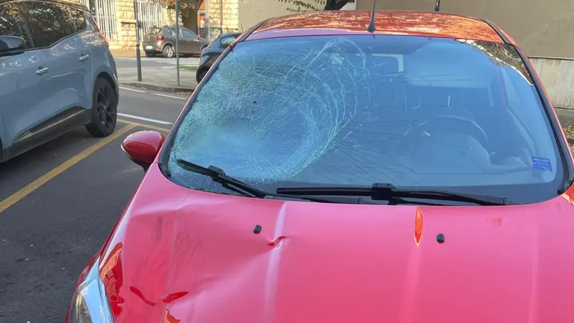 L'auto danneggiata lasciata in un parcheggio a Passirano dopo l'incidente - © www.giornaledibrescia.it