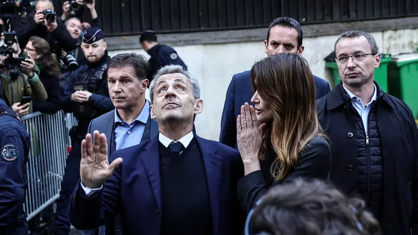 epa12469203 Former French President Nicolas Sarkozy (C) and his wife, Carla Bruni (R), greet people on the day he is due to enter prison during a demonstration to support him in Paris, France, 21 October 2025. Nicolas Sarkozy will serve his five-year sentence at La Sante prison on 21 October after he was sentenced to five years in prison for receiving funds for the 2007 presidential campaign from the regime of late Libyan leader Muammar Gaddafi. EPA/TERESA SUAREZ