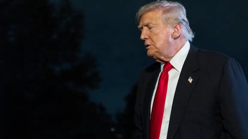 epa12515313 US President Donald Trump walks toward the residence after stepping off Marine One on the South Lawn of the White House in Washington, DC, USA, 09 November 2025. President Trump is returning from the weekend in Florida with a stop at the Commanders NFL game on the way home. EPA/SHAWN THEW / POOL