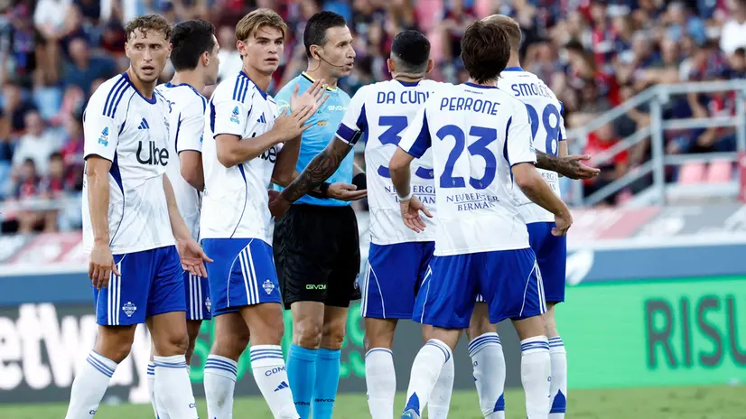 Como's players surround referee Daniele Doveri during the Italian Serie A soccer match Bologna FC vs Como 1907 at Renato Dall'Ara stadium in Bologna, Italy, 30 August 2025. ANSA /SERENA CAMPANINI