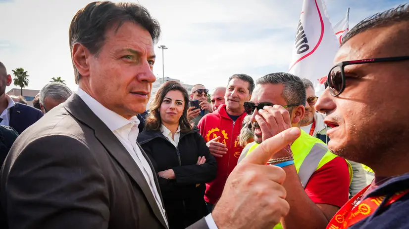 Il presidente del Movimento 5 Stelle Giuseppe Conte a Pomigliano D’Arco tra gli operai deludi Trasnova. Napoli 7 Novembre 2025. ANSA/CESARE ABBATE