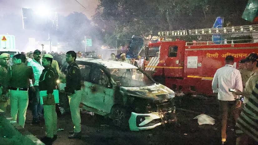 epaselect epa12516258 Indian police personnel inspect the scene of a blast near the red fort in New Delhi, India 10 November 2025. The explosion took place in a car parked near Gate Number 1 of the Metro station. EPA/RAJAT GUPTA