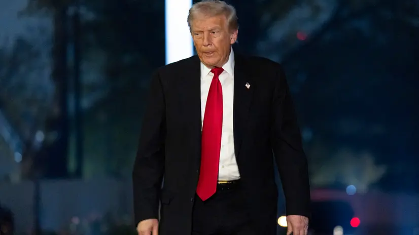 epa12515311 US President Donald Trump walks toward the residence after stepping off Marine One on the South Lawn of the White House in Washington, DC, USA, 09 November 2025. President Trump is returning from the weekend in Florida with a stop at the Commanders NFL game on the way home. EPA/SHAWN THEW / POOL
