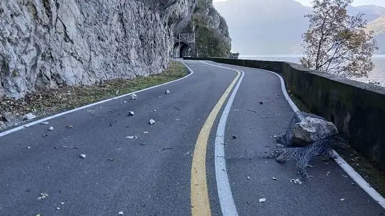 I massi a terra sulla Vello-Toline - © www.giornaledibrescia.it