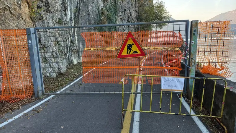 Inagibile la strada che costeggia il lago - © www.giornaledibrescia.it