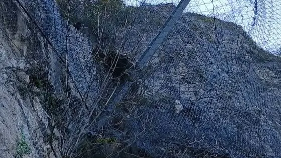 Sfondate le reti paramassi - © www.giornaledibrescia.it