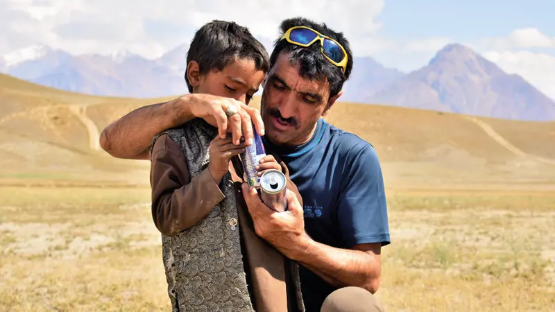 L'alpinista pakistano Ali Sadpara con il figlio - © www.giornaledibrescia.it