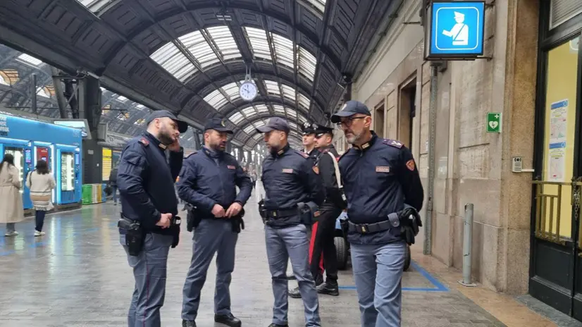 Agenti di polizia e carabinieri dopo il ritrovamento di Edoardo Galli il sedicenne scomparso a Colico,fuori degli uffici della Polfer alla Stazione Centrale a Milano, 29 marzo 2024. ANSA/Andrea Fasani