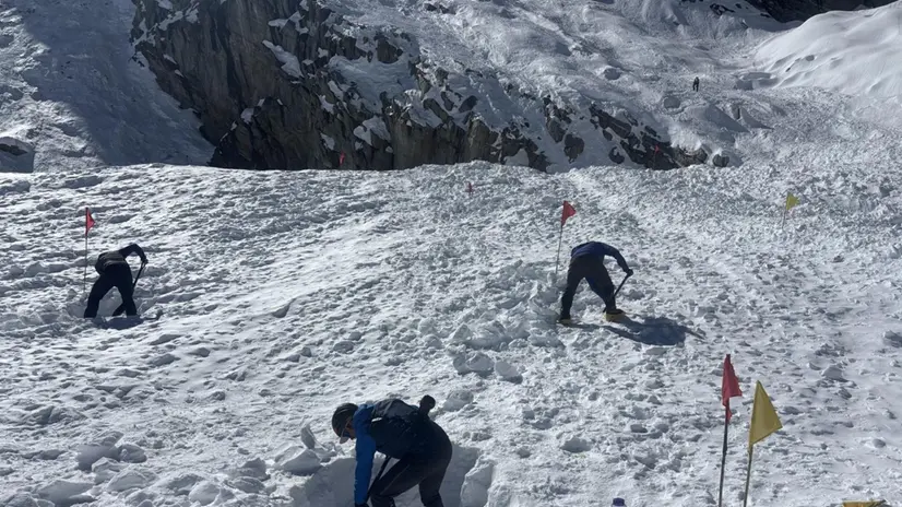 Sono da considerarsi concluse, senza che i corpi siano stati individuati, le ricerche in Nepal dei tre alpinisti della spedizione Dolma Khang 2025 ancora dispersi, tra i quali i due italiani Marco Di Marcello e Markus Kirchler, a una settimana dalla valanga che li ha travolti nella valle dei Rolwaling. Rischio di nuove valanghe, neve sempre più compatta e stanchezza hanno costretto gli sherpa, guidati dal capo della spedizione decimata dall'incidente, Tenjing Phurba, a rinunciare. Lo riferisce Davide Peluzzi, l'himalaysta teramano che in quella vallata è stato tra gli artefici della costruzione della ferrata più alta al mondo. ANSA/FOTO CONCESSE DA DAVIDE PELUZZI +++ NPK +++