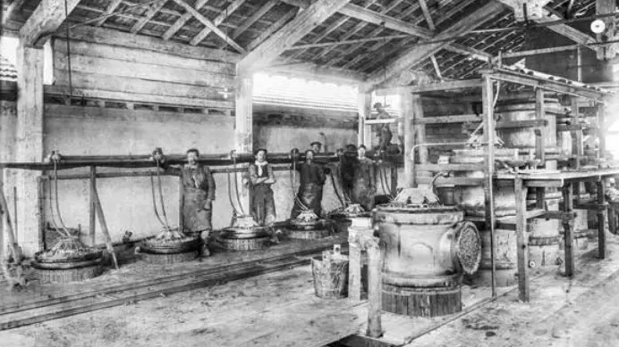 L'interno dello stabilimento Caffaro all'inizio del '900 - Foto Fondazione Negri