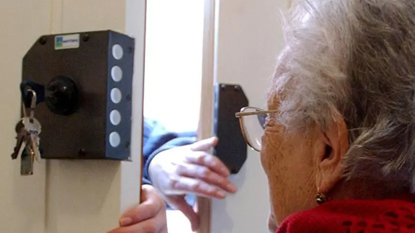 Un'anziana sulla porta di casa - Foto d'archivio © www.giornaledibrescia.it