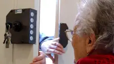 Un'anziana sulla porta di casa - Foto d'archivio © www.giornaledibrescia.it