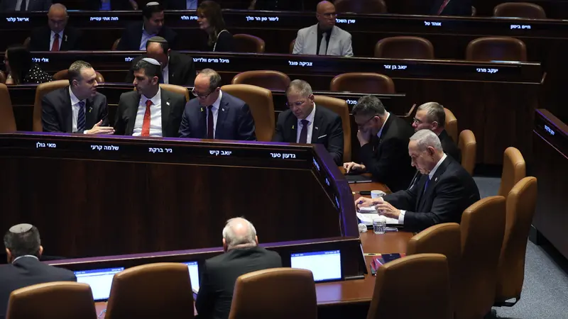 epa12467716 Israeli Prime Minister Benjamin Netanyahu (C) attends the opening of the winter session of the Israeli parliament, Knesset, in Jerusalem, 20 October 2025. EPA/ABIR SULTAN